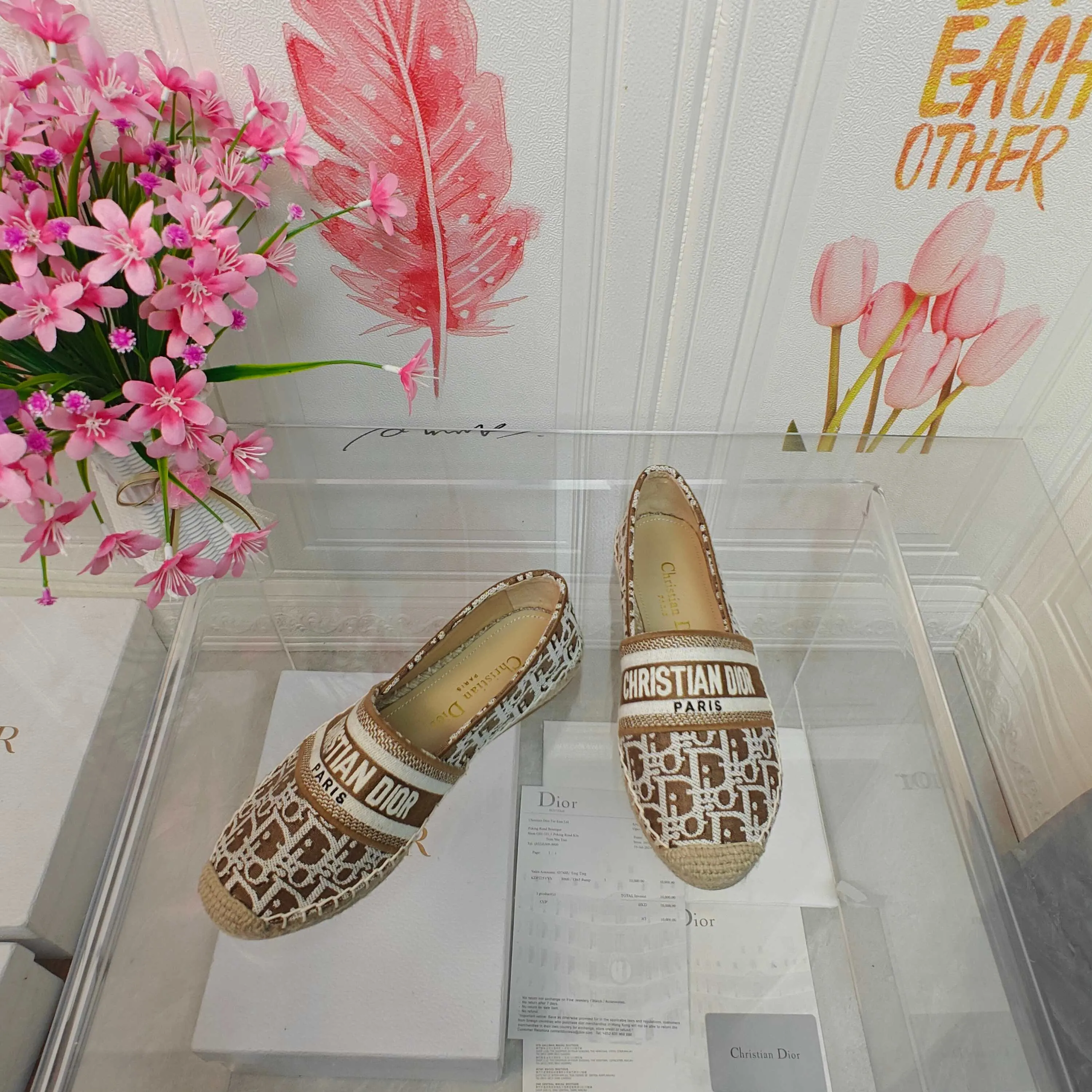👟👟Ex-factory price 440👟👟 Top quality Dior Granville espadrille embroidery Upper: embroidered with "CHRISTIANDIOR" Craftsmanship: Purely hand-sewn hemp rope outsole Lining: Imported soft and breathable sheep lining with padded feet Code number: 35-40 (customized at 34.41.42) Outsole: Exclusive molded rubber outsole decorated with lucky star symbol